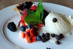American pecan pie with garnish