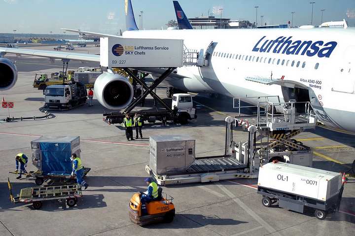 Loading cargo onto plane